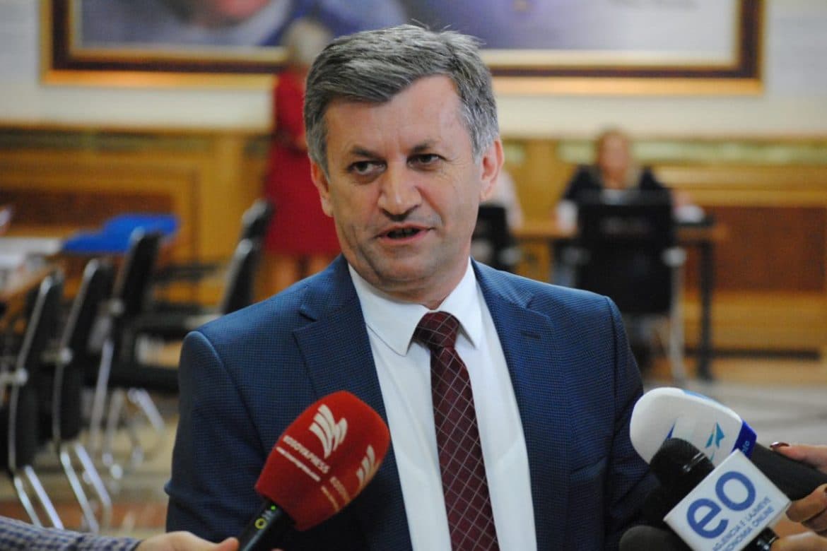 Ismet Beqiri kërkon publikisht largimin e Abdixhikut: Kur i humb zgjedhjet Kryetari lëshon rrugë