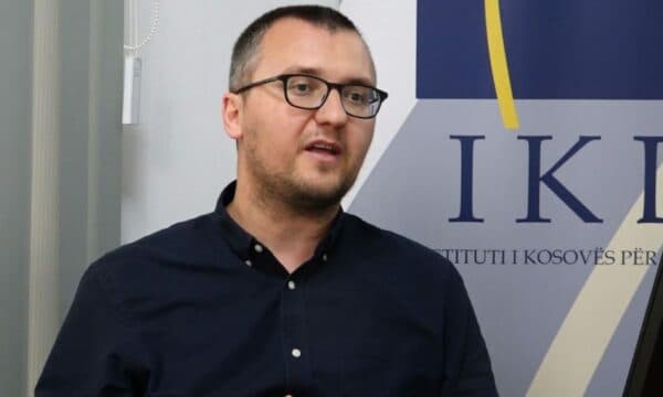 Jakaj: Bllokada institucionale po i kushton shtrenjtë Kosovës, Kurti duhet t’i intensifikojë takimet me partitë