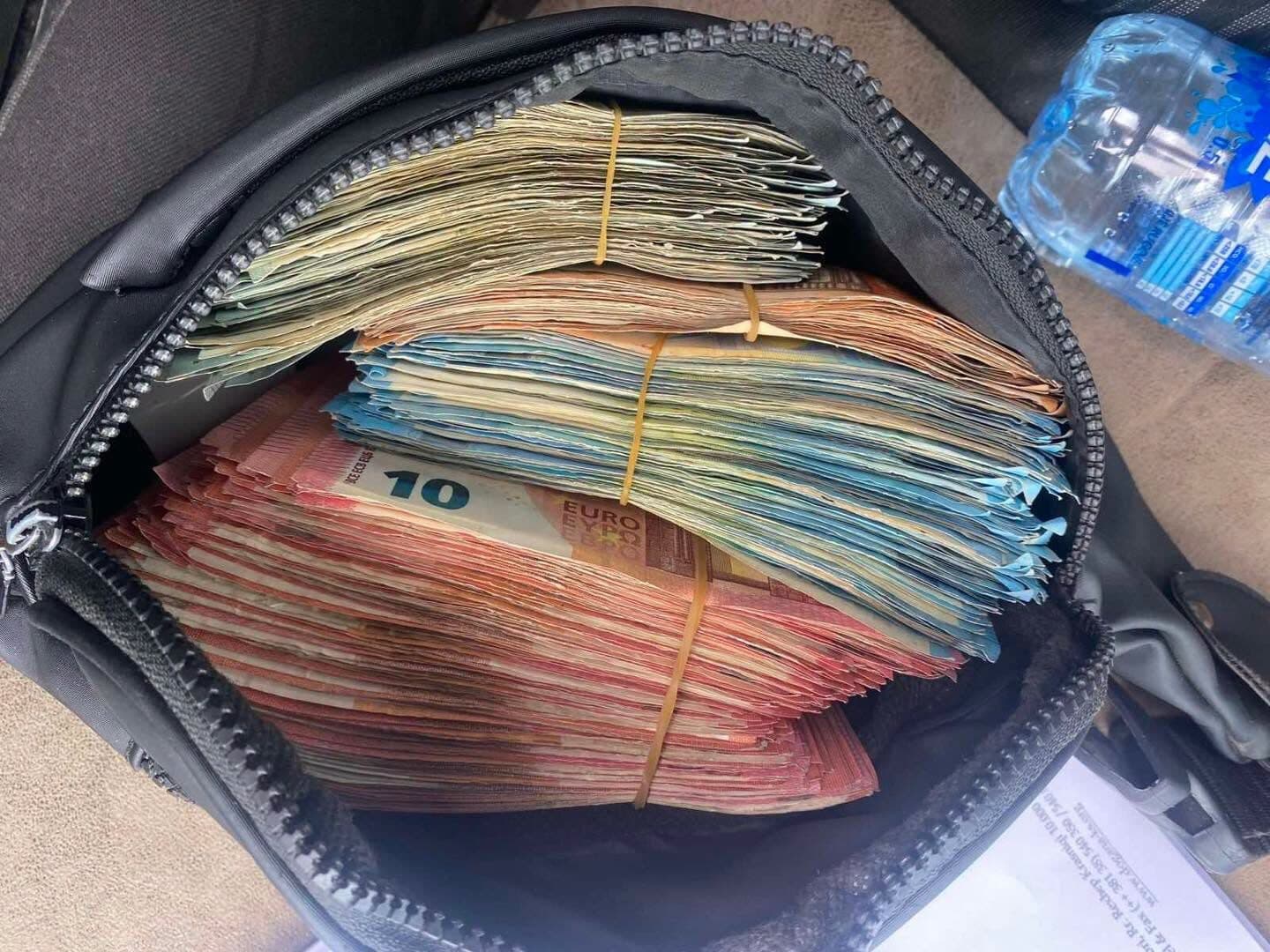 Mbi 10 mijë euro të padeklaruara zbulohen në Vërmicë, konfiskohet një pjesë e shumës