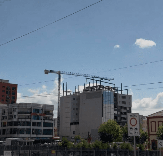 AVONET kërkon ndërhyrje urgjente të institucioneve për mbindërtimin e paligjshëm në Ferizaj