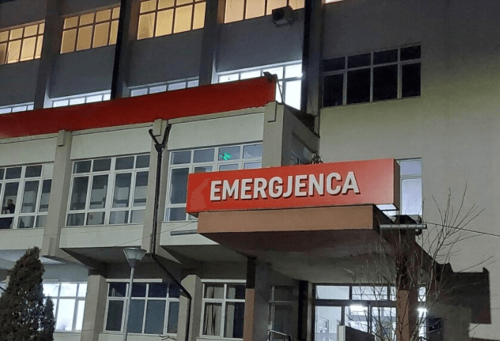 Një person përfundon në QKUK, u rrah nga disa persona në Vushtrri