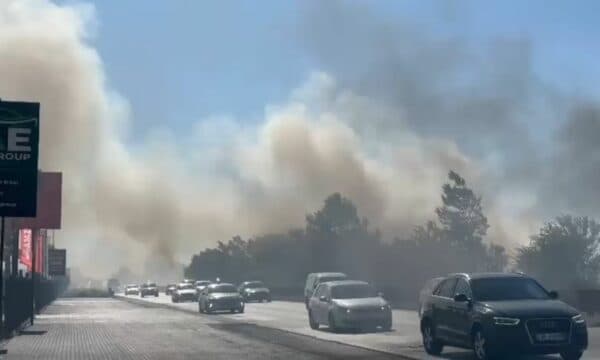 Zjarr në Shijak, tymi pushton autostradën Tiranë-Durrës