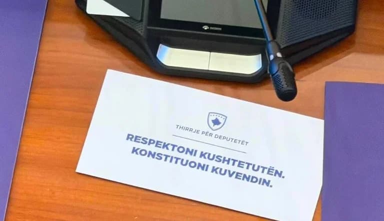 “Respektojeni Kushtetutën, konstituojeni Kuvendin”, deputetët e PDK-së u lënë letra atyre të LVV-së