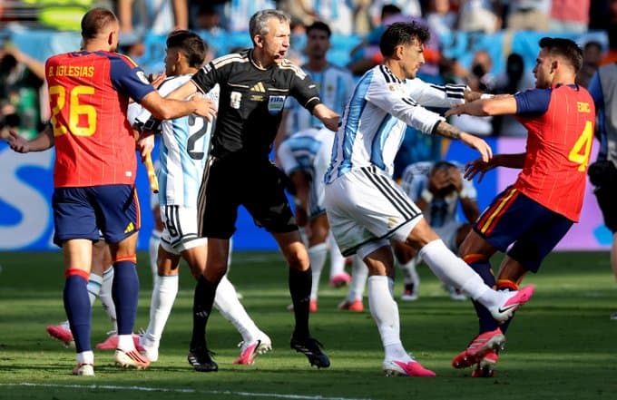 FIFA lehtëson pezullimet e yjeve të Argjentinës