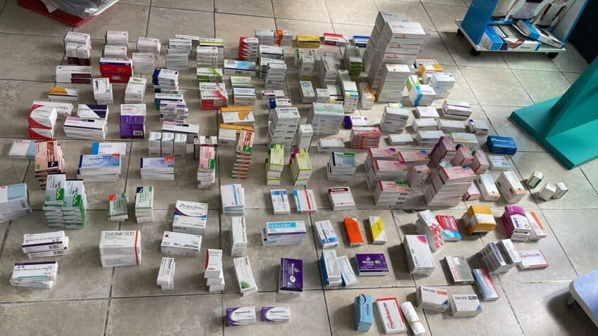Dogana sekuestron 209 pako me barna të kontrabanduara në një barnatore në Prishtinë