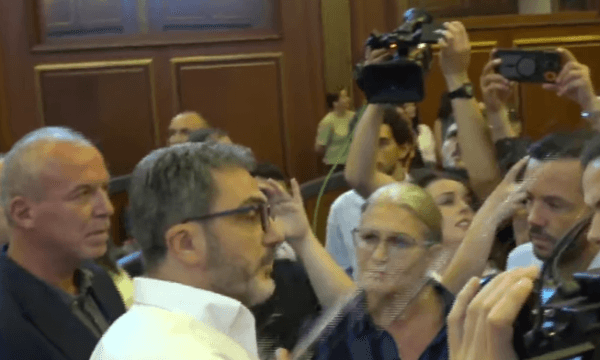 Përplasja PDK – VV në sallën e Kuvendit, Ganimete Musliu i gjuan ujë Ardian Golës: A t’ka mbetë mo ujë…
