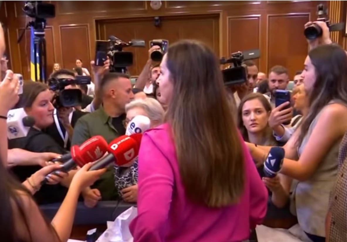 Vazhdojnë tensionet, deputetët e PDK-së dhe Aleancës e gjuajnë me letra Gërvallën