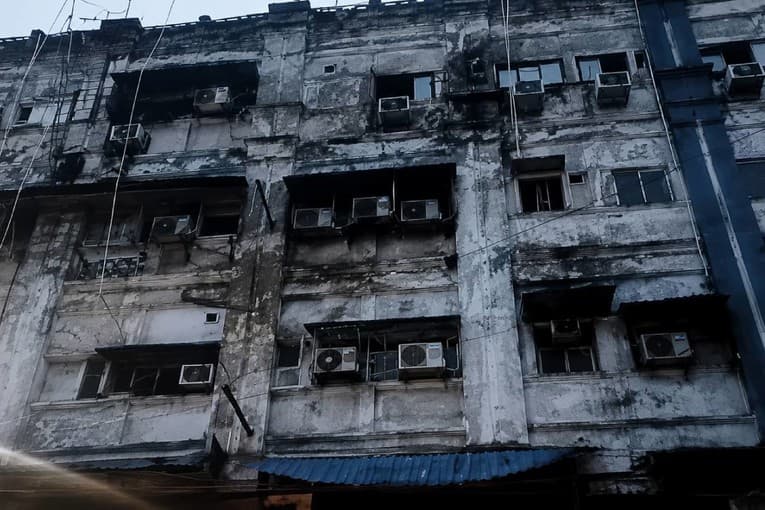 Zjarri përfshin një hotel në Indi, të paktën nëntë persona humbin jetën dhe gjashtë të tjerë lëndohen