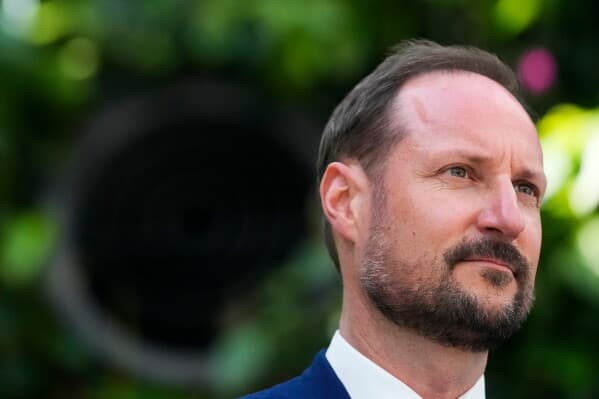 Haakon VIII merr fronin, bëhet mbreti i ri i Norvegjisë