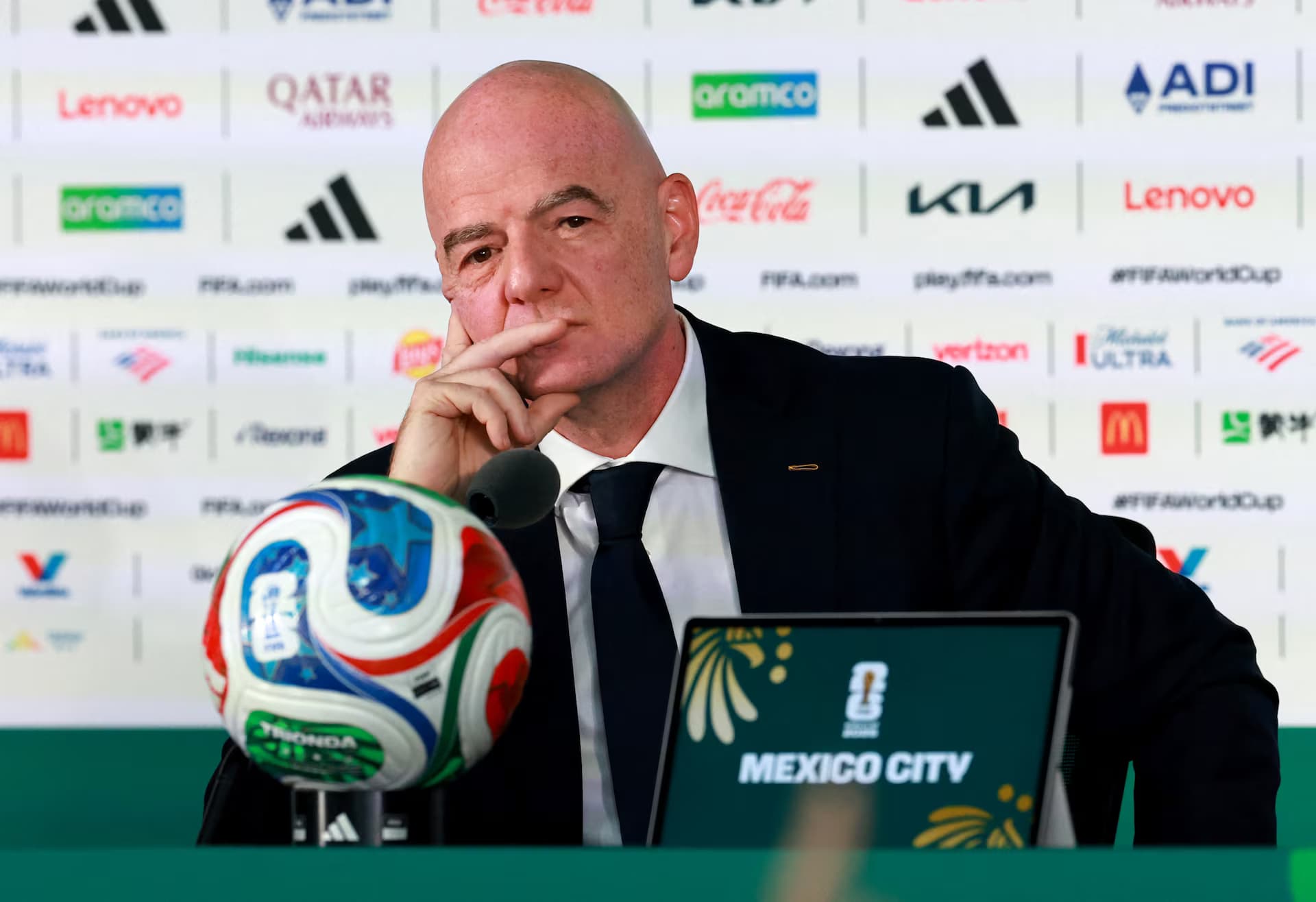 Infantino humb mbështetjen, por disa shtete vazhdojnë ta përkrahin për një mandat të ri në FIFA