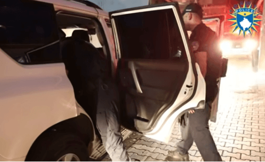 Arrestohen tre të dyshuar për fajde në Prizren, policia publikon pamjet e aksionit