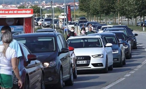 Pritje në dalje të Kosovës, deri në 1 orë në Dheun e Bardhë dhe 30 minuta në Merdare