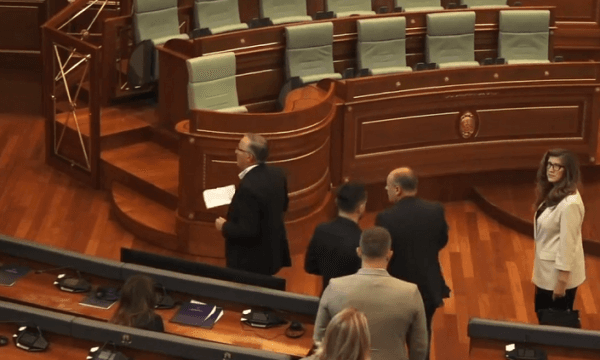 Përfundojnë adresimet nga foltorja e Kuvendit, deputetët e PDK’së dhe AAK’së dalin nga salla