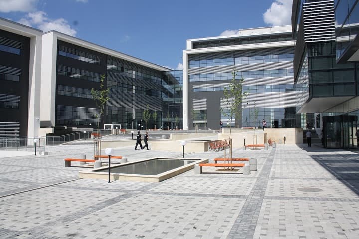 Aktakuzë ndaj 21 serbëve për krimet në Reçak – Prokuroria pretendon se u vranë 42 civilë dhe u dëbuan rreth 20 mijë persona