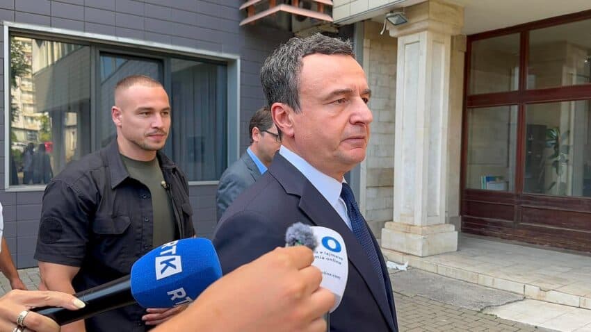 Kurti mbërrin në Kuvend, takohet me Abdixhikun për konstituimin e institucioneve