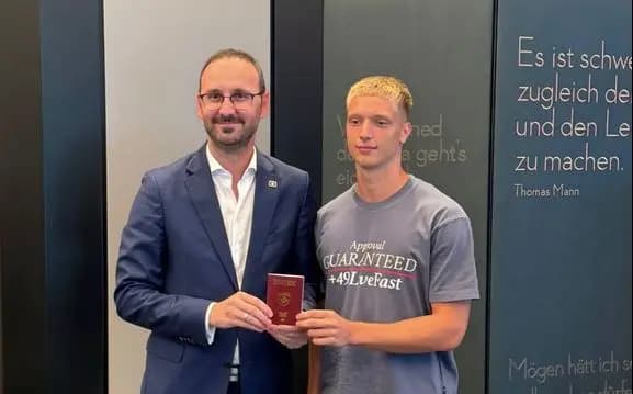 Talenti i Bayernit, Erblin Osmani pajiset me pasaportë të Kosovës, vendosë ta përfaqësojë kombëtaren dardane