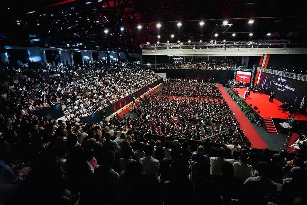 AAB shënon një nga mbrëmjet më të veçanta akademike: Gjenerata XXIII diplomon në një ceremoni madhështore