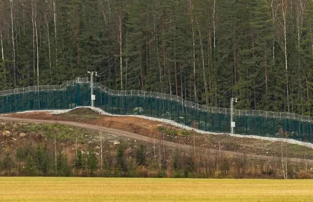 200 kilometra i gjatë, Finlanda ia vendos gardhin Rusisë