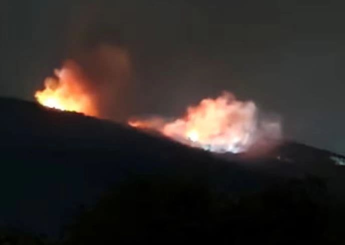 Shpërthen depoja e armëve në Bullgari, zjarri përhapet nga një magazinë në tjetrën