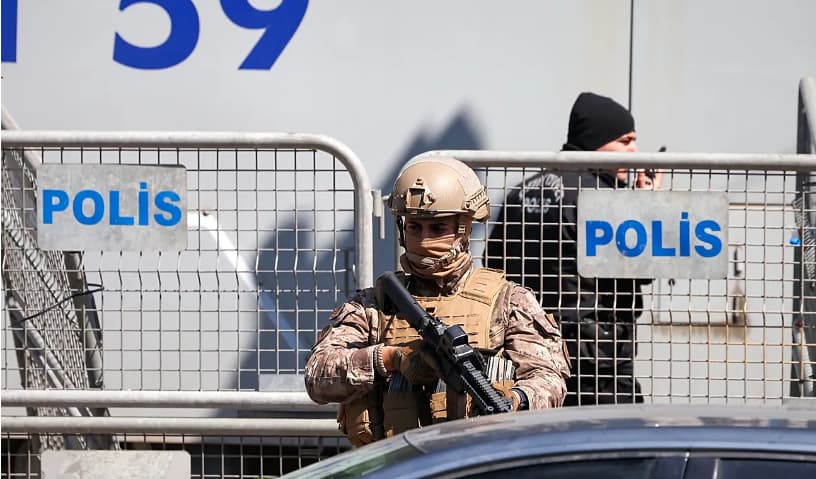 Të shtëna para një shkolle të mesme në Turqi, plagosen 8 persona