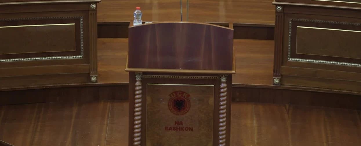 “UÇK na bashkon”, deputetët e PDK-së vendosin mbishkrimin në foltoren e Kuvendit
