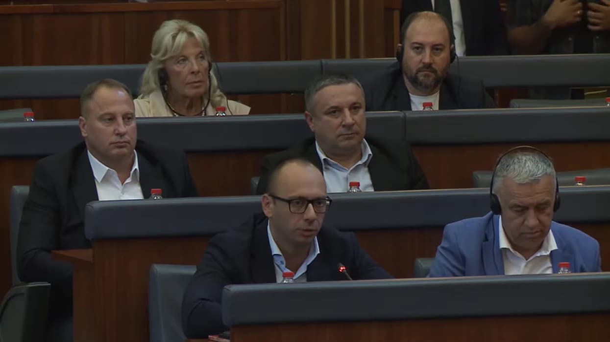 Simiq propozoi “në emër të popullit serb” në Kuvendin e Kosovës – reagime të ashpëra