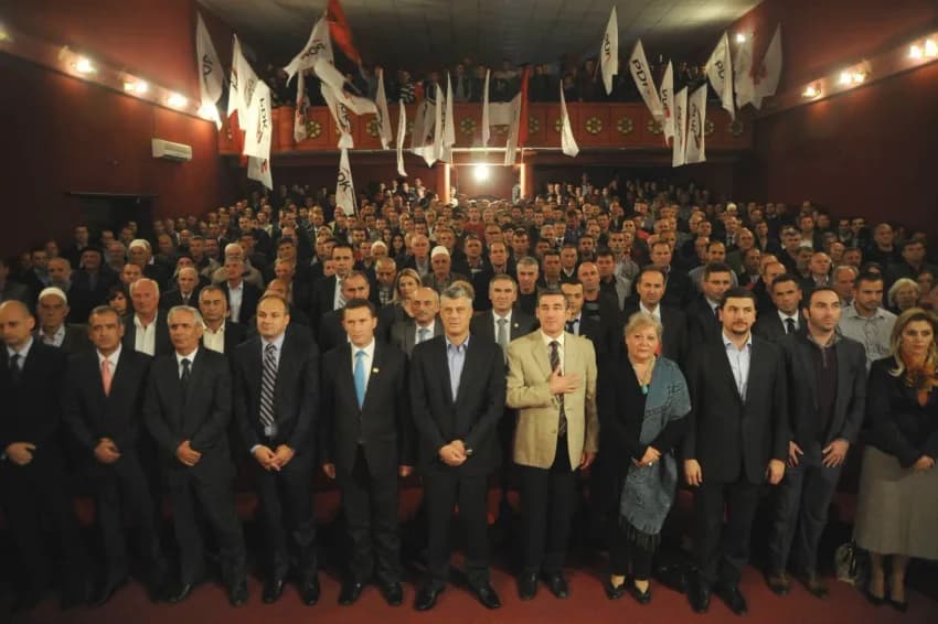 Hoxhaj uron presidenten me foton krahas Thaçit e Veselit