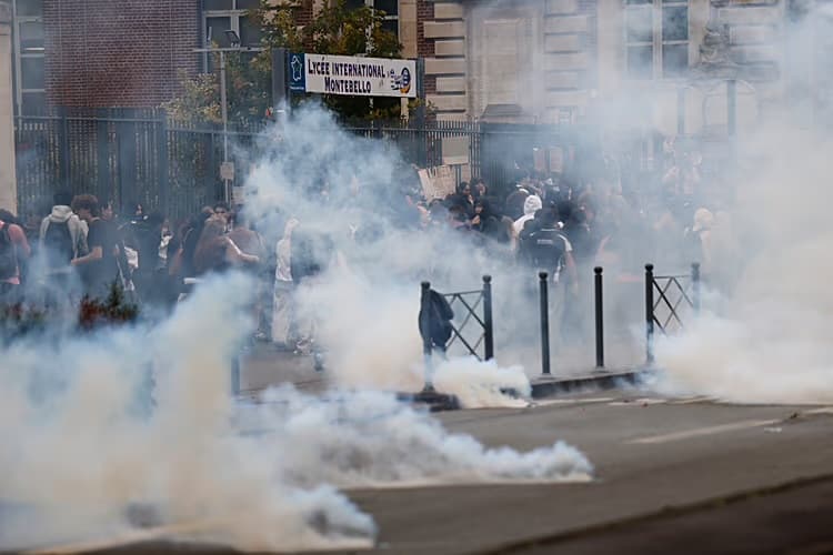 Protestat e nxënësve përhapen në Francë duke bllokuar dhjetëra shkolla dhe universitete