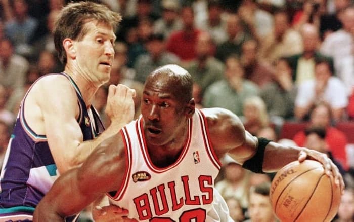 Fanella e Michael Jordan nga finalja e NBA-së shitet për 12.26 milionë dollar