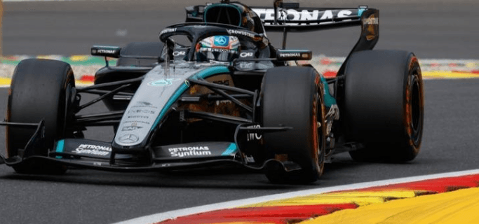 Max Verstappen rikthehet te fitorja, Hamilton në podium pas një gare kaotike