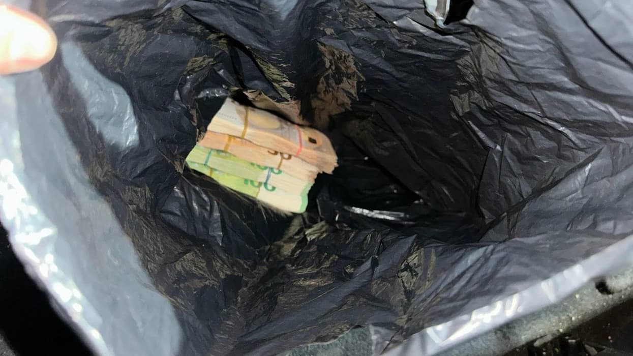 “Nuk kam asgjë për të deklaruara”, tha udhëtari por Dogana ia gjen mbi 30 mijë euro në veturë