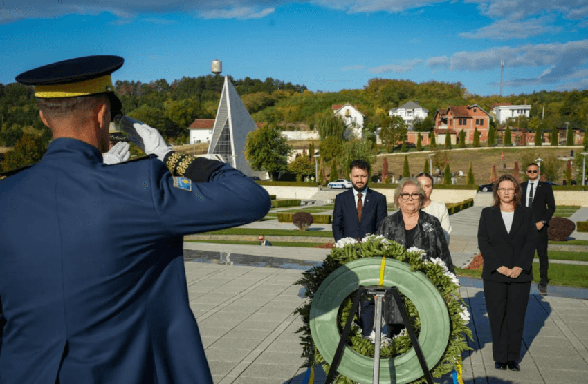 Ditën e parë si presidente Shirkoka-Pula e nis me homazhe në Prekaz, Rugova e Demaçi: Kosova është ndërtuar mbi sakrificë e vizion