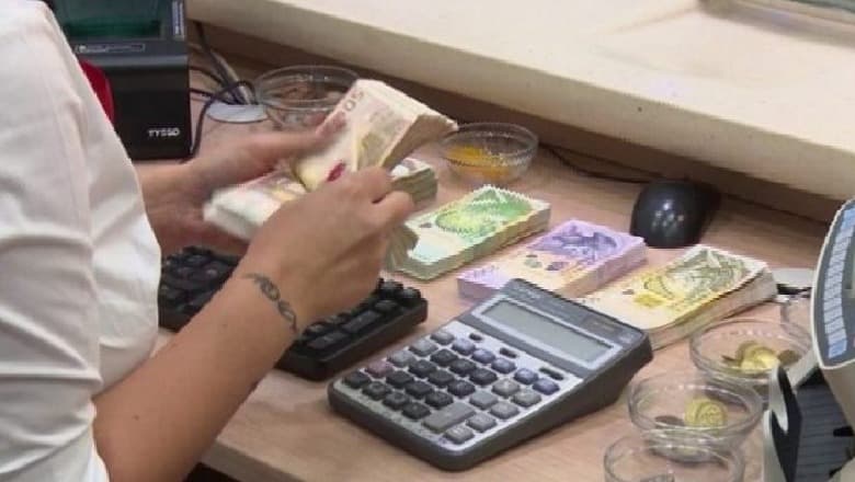 Euro drejt barazimit me lekun, ja kursi i këmbimit valutor
