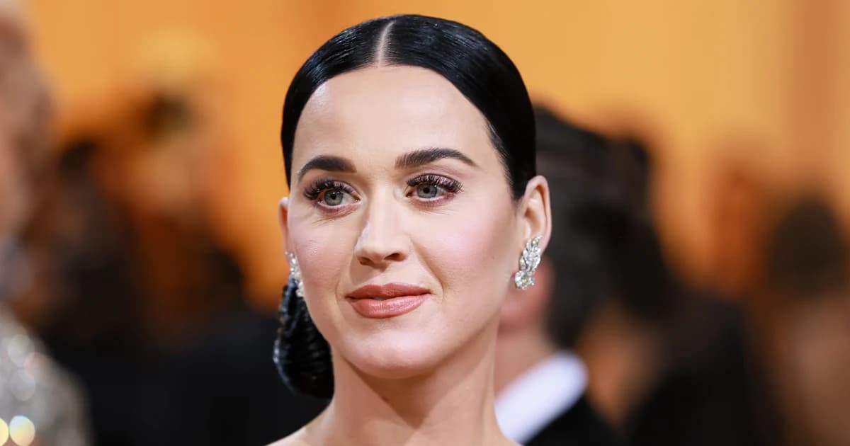 Katy Perry po akuzohet nga fansat për bullëzim