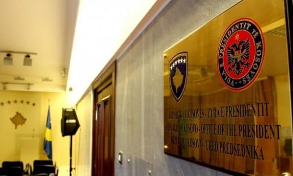 Vela: Grupet kriminale në Veri po bëjnë lista për t’i çuar serbët në tubimin e Vuçiqit në Beograd