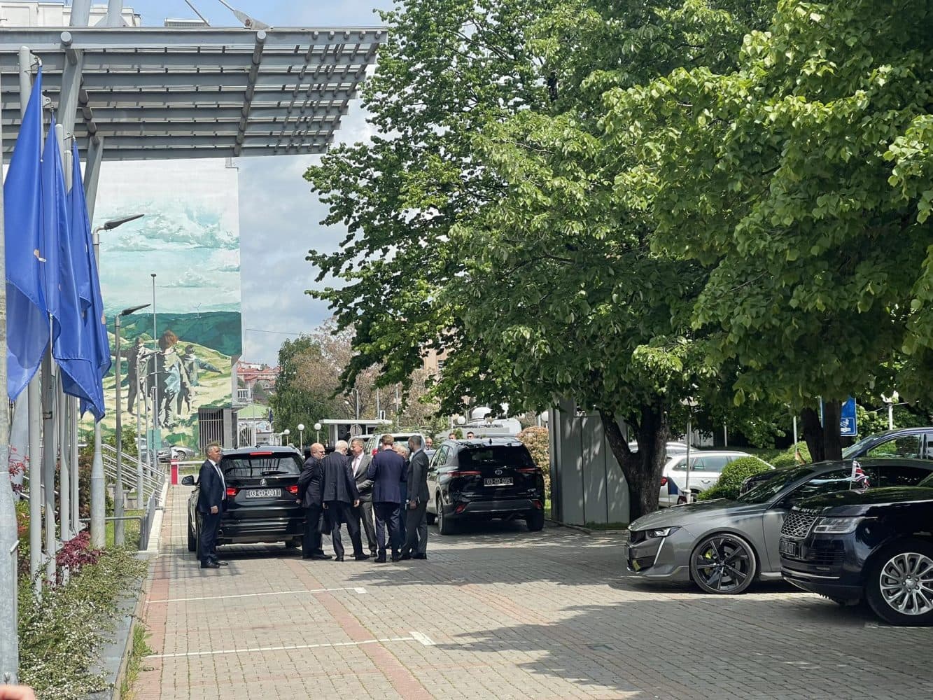 Ambasadorët e QUINT-it s’deklarohen për medie pas takimit me Kurtin
