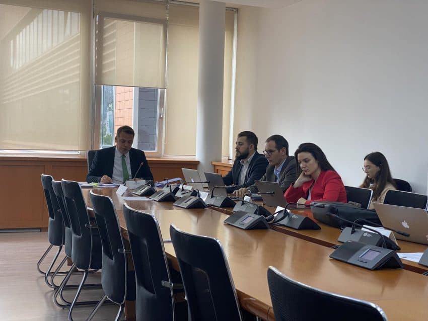 PDK e AAK kërkojnë pagë minimale 370 € dhe përfshirjen e veteranëve në ligj