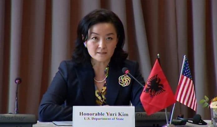 Ambasadorja Kim iu drejtohet autoriteteve: Zbatoni ligjet në mënyrë të drejtë