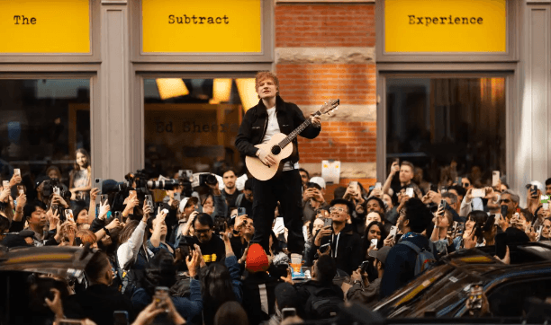 Ed Sheeran befasoi fansat me një performancë në rrugë pasi fitoi gjyqin për të drejtat e autorit