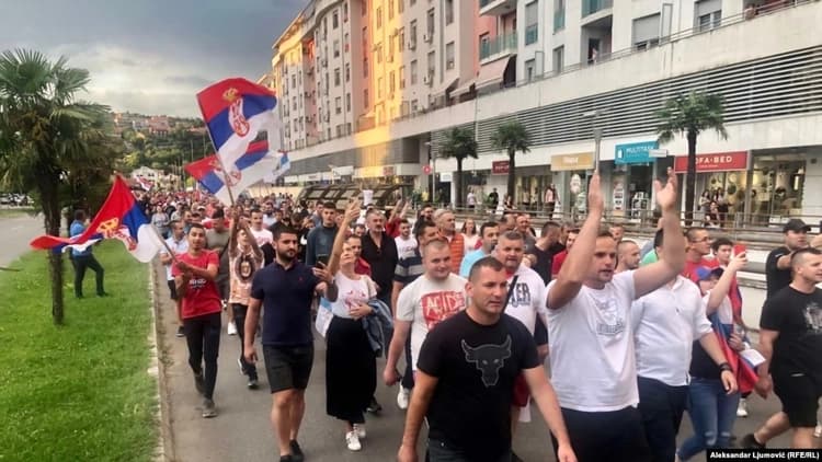 “Nuk ka dorëzim” – Në Mal të Zi tubime përkrahëse për serbët në Kosovë