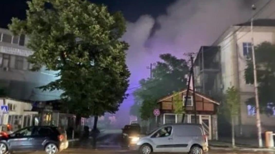 Zjarr te Tregu i Gjelbër në Prishtinë