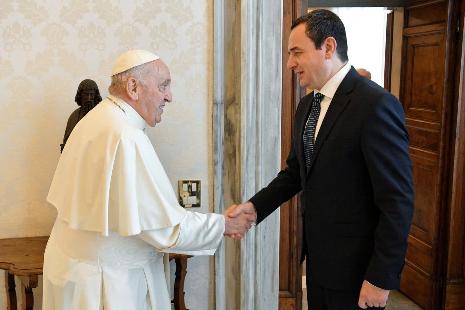 Kryeministri Kurti takohet me Papa Françeskun