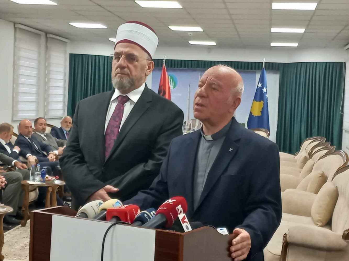 Don Lush Gjergji viziton BIK-un për Kurban Bajram: Flijimi, vuajtja dhe mësimi janë kapitali ynë