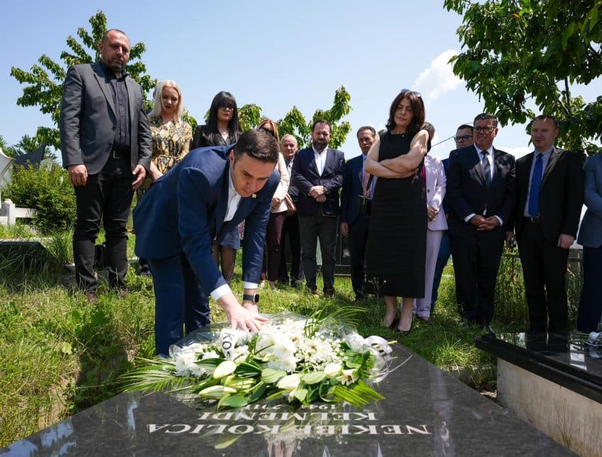 Përvjetori i vdekjes së Nekibe Kelmendit, Abdixhiku bën homazhe: Është sinonim i forcës së një gruaje të hekurt