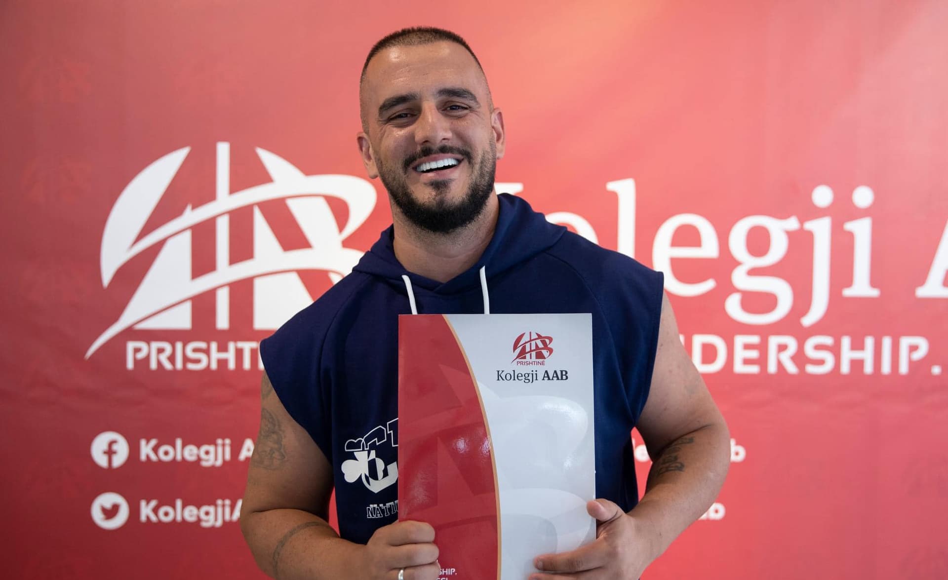 Gold AG diplomon në studimet bachelor, suksesin ia dedikon nënës së tij