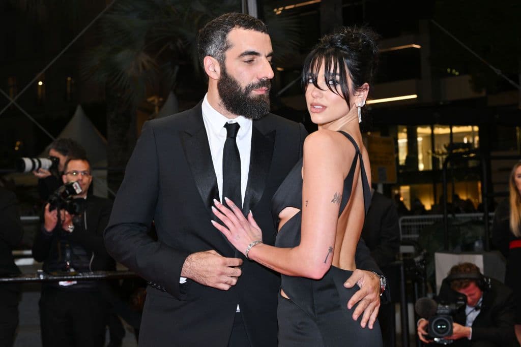 Në përvjetorin e lidhjes së tyre, Dua Lipa poston foton romantike me partnerin