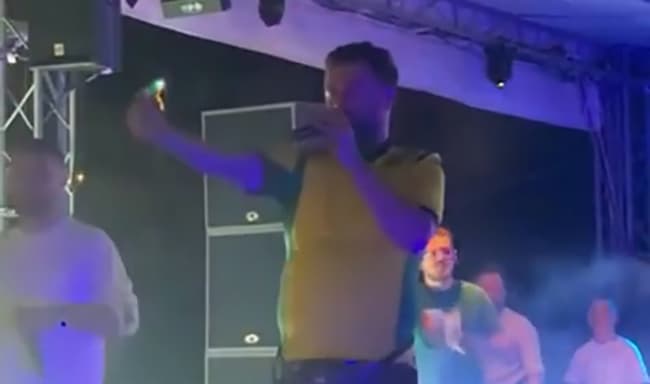 MC Kreshën e gjuajnë me shkrepsë në Drenas, reperi e ndërpren koncertin
