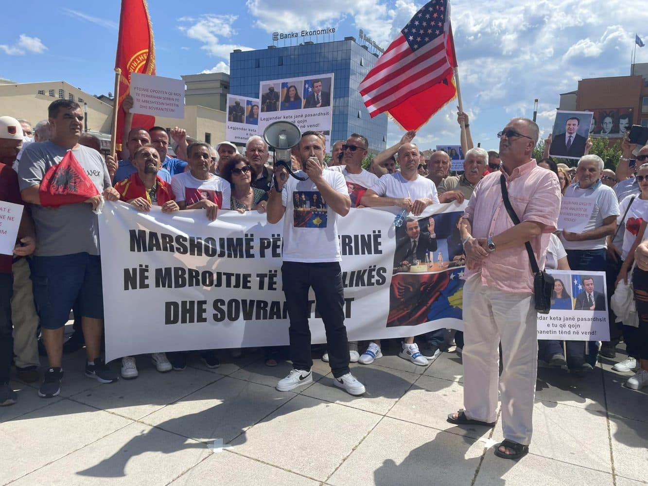 Protestë në “mbrojtje” të Kurtit nga opozita dhe analistët