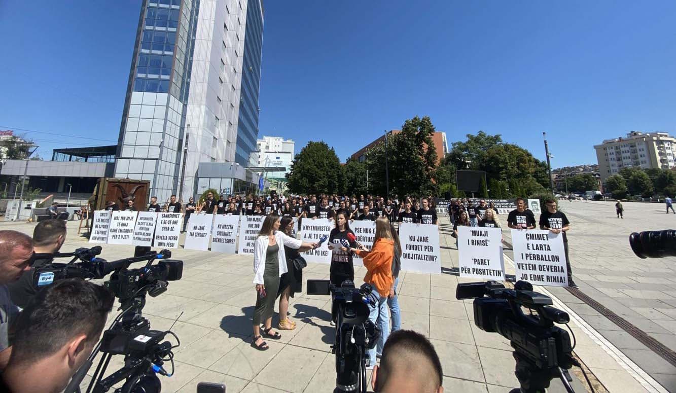 Rinia e PDK-së proteston para Qeverisë në Ditën Ndërkombëtare të tyre: Ktyne nuk ua nin për neve
