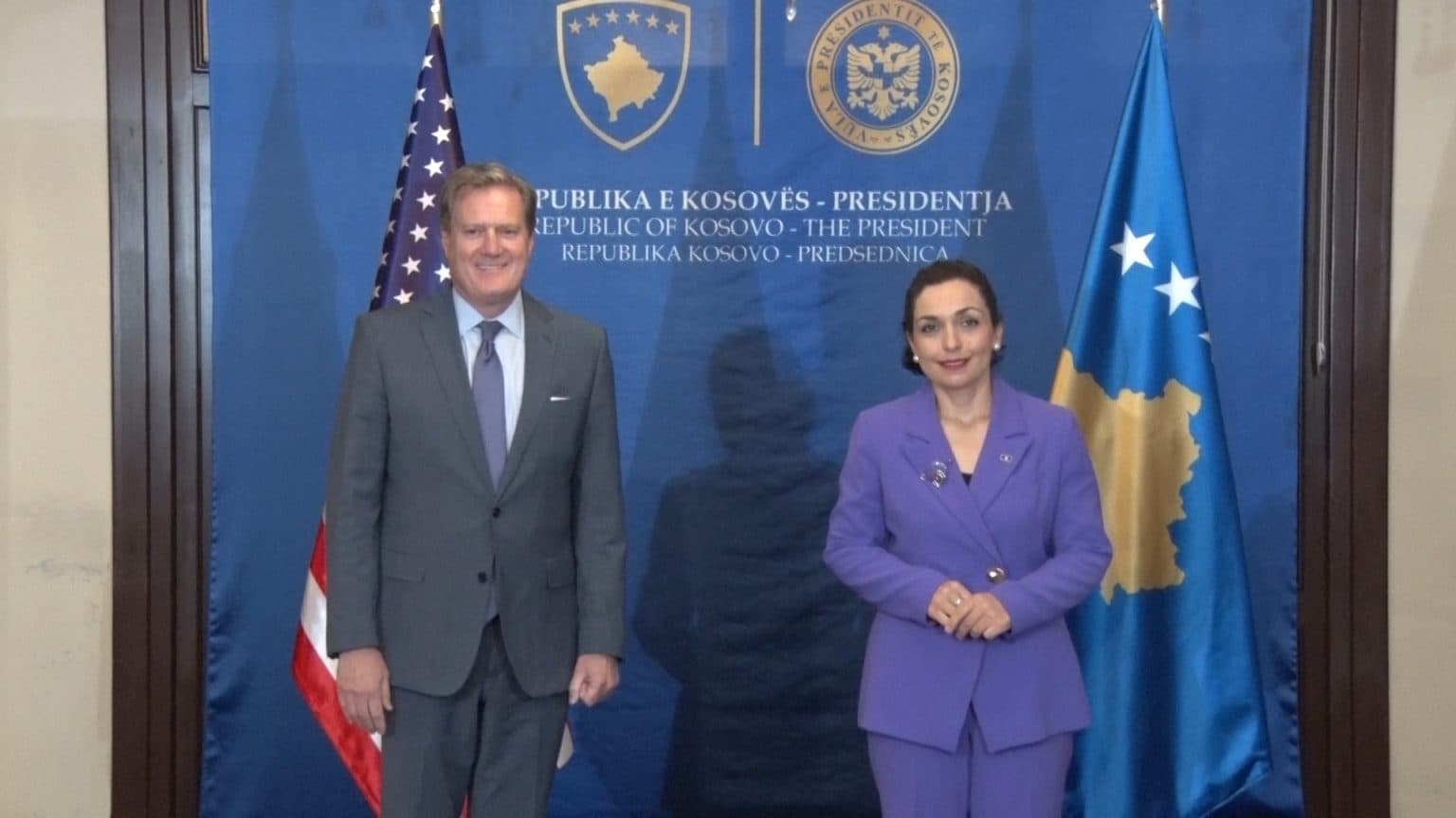 Presidentja Osmani takohet me Kongresmenin, Mike Turner